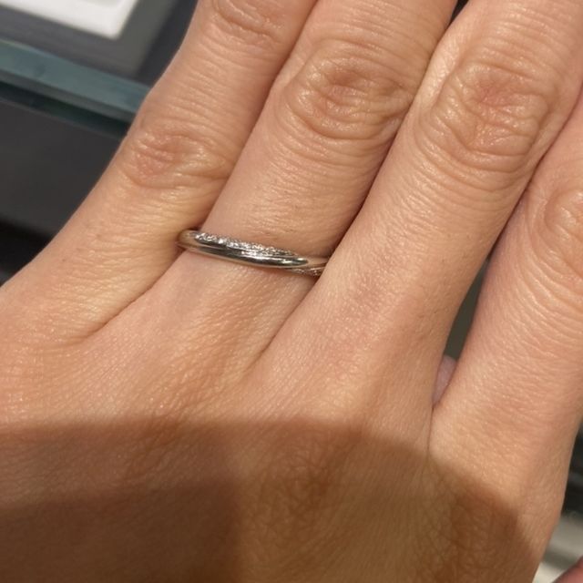 【銀座ダイヤモンドシライシの口コミ】 斜めに入ったダイヤモンドがとても綺麗で華やか。着用中に回ってしまって…