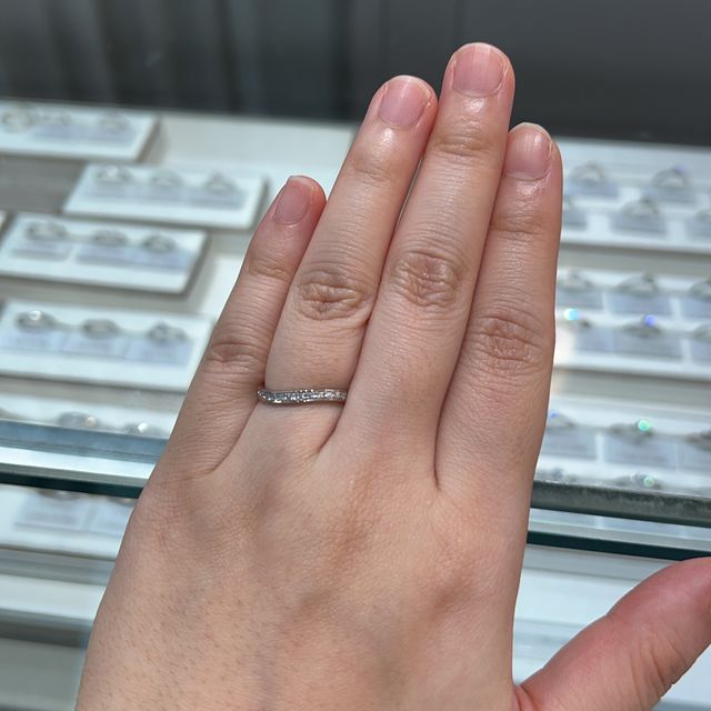 【アイプリモ(I-PRIMO)の口コミ】 水かきが深いためウェーブデザインが似合う指です。そのうえで、ハーフエ…