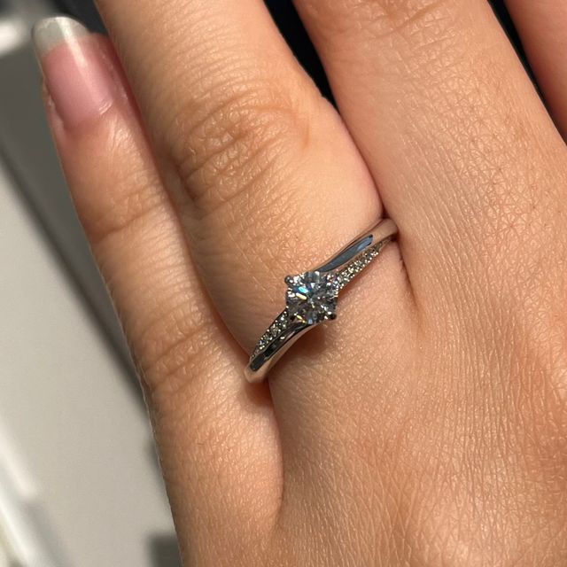 【エクセルコダイヤモンド(EXELCO DIAMOND)の口コミ】 シンプルでずっと使える
側面にもダイヤがあるので一石より煌びやかな感じ…