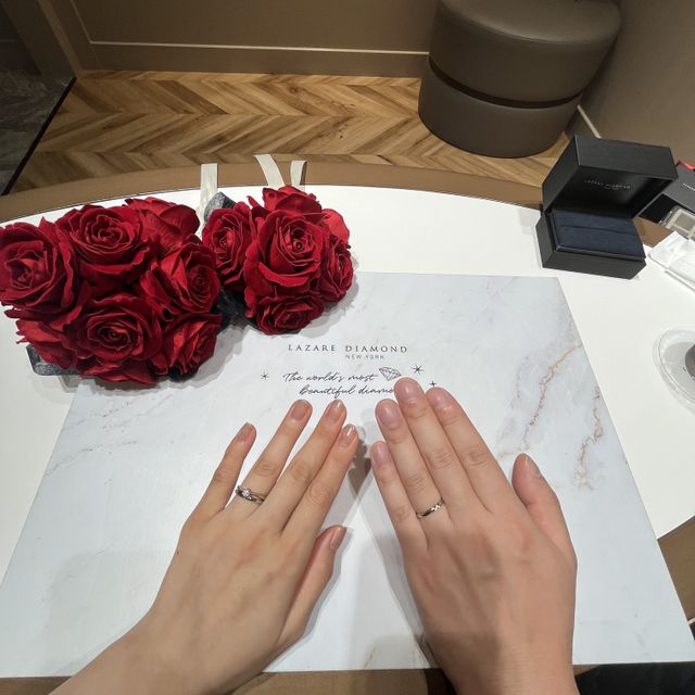 【ラザール ダイヤモンド(LAZARE DIAMOND)の口コミ】 指の形にあったストレートデザインのリング。
ウェーブデザインと迷ってい…