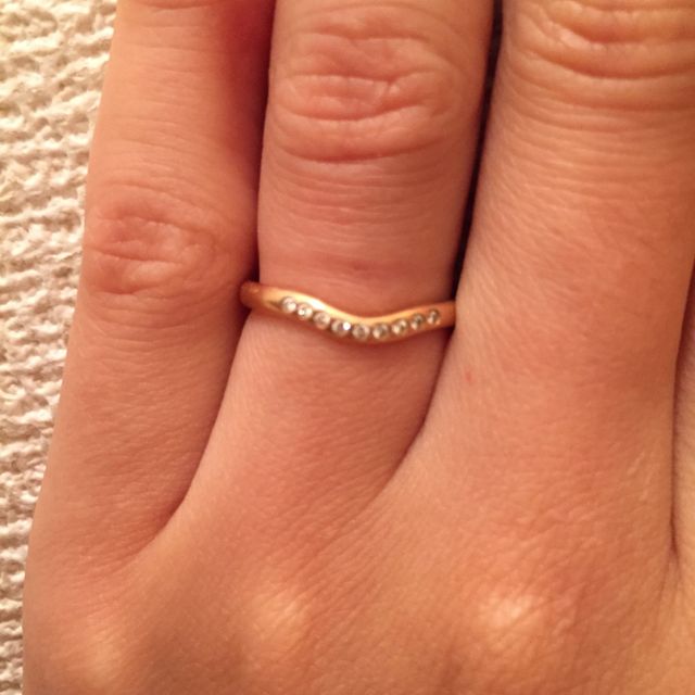 【ティファニー(Tiffany & Co.)の口コミ】 最初は真っ直ぐな形の指輪にしようかと思っていたのですが、この曲線の指…