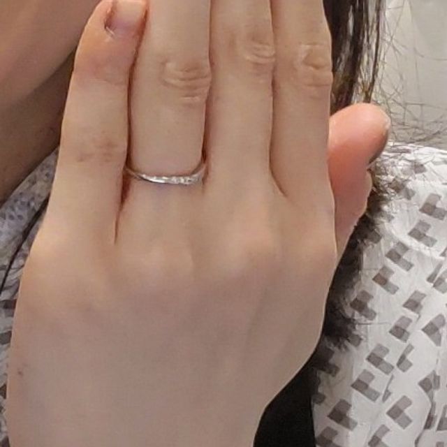 【nocur(ノクル)の口コミ】 華奢なデザインで指が綺麗に見えるものを探していました。この指輪はつけ…
