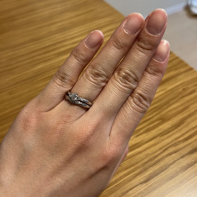 【銀座ダイヤモンドシライシの口コミ】 ウェーブで細めの指輪は指が綺麗に見えます。
デザインは派手じゃないので…