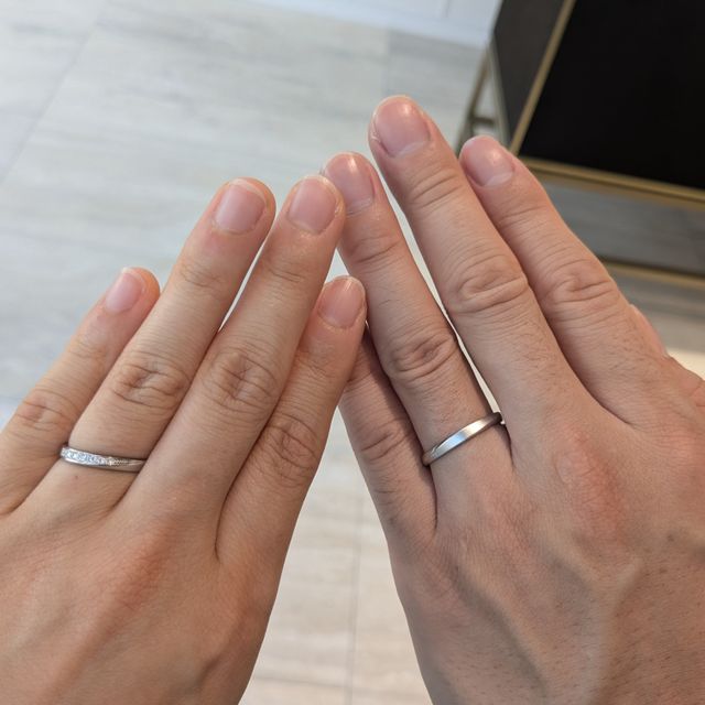 【ヴァンドーム青山(VENDOME AOYAMA)の口コミ】 婚約指輪と重ね付けができるシンプルなフォルムに惹かれました。
そして、…