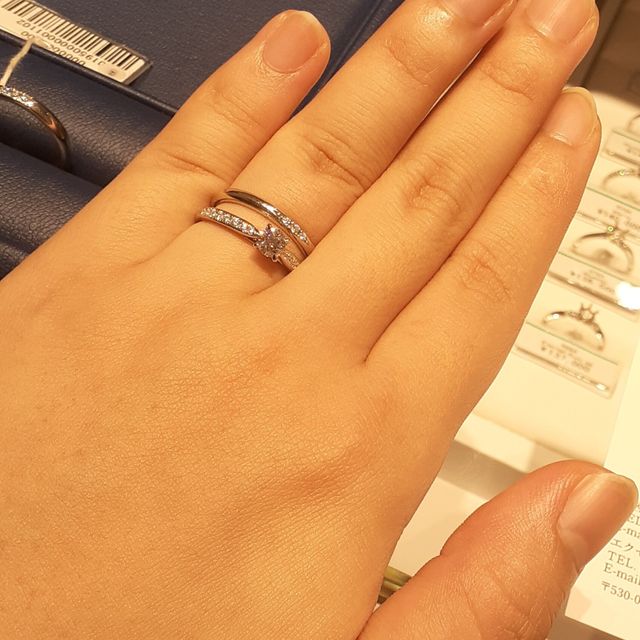 【銀座ダイヤモンドシライシの口コミ】 キラキラしていて綺麗なデザインだったので試着しました。
ダイヤモンドが…