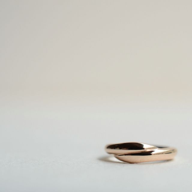 【CRAFY(クラフィ)の口コミ】 ピンクゴールドで丸みをおび、ぷっくり温かみのあるデザイン。ねじれのデ…