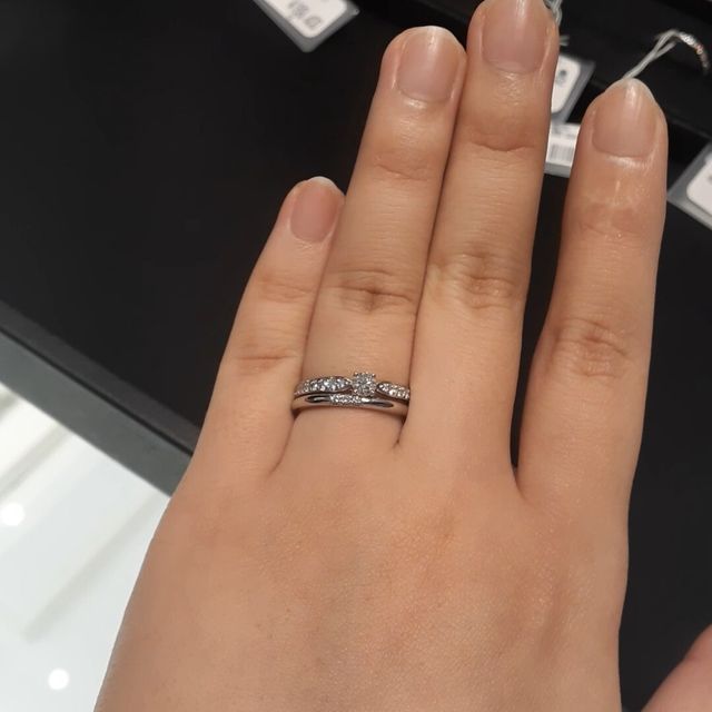 【ティファニー(Tiffany & Co.)の口コミ】 キラキラしていて綺麗なデザインだったので試着しました。
高さもそんなに…