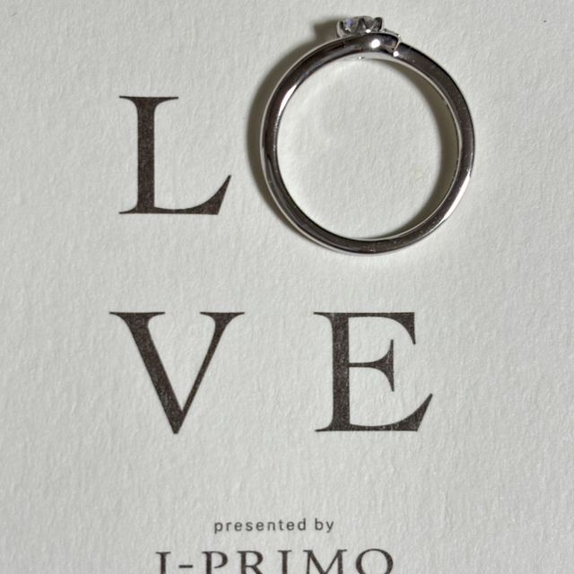 【アイプリモ(I-PRIMO)の口コミ】 指が細く見えるデザインで、指の綺麗なパートナーによく似合ってて素敵だ…