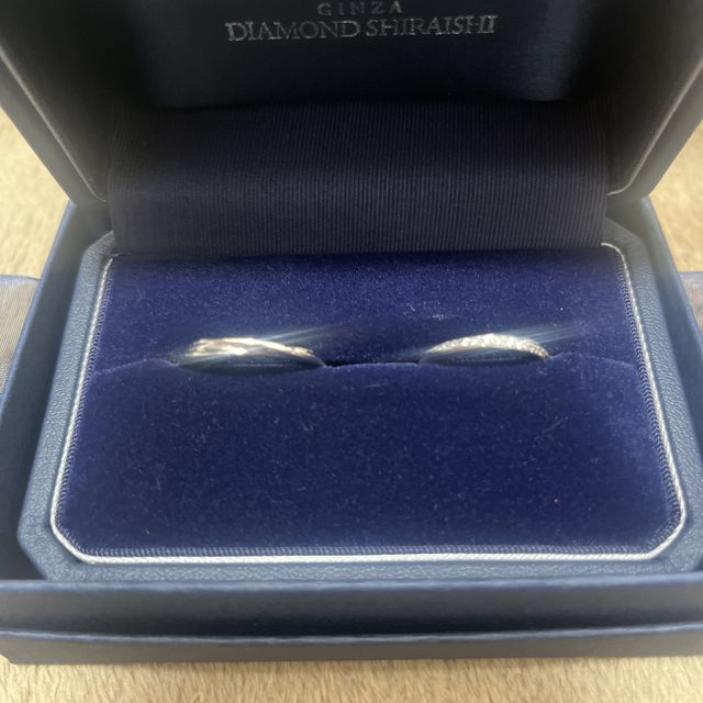【銀座ダイヤモンドシライシの口コミ】 ダイヤモンドの個数で迷いました。細さは細めの方がつけた時に違和感がな…