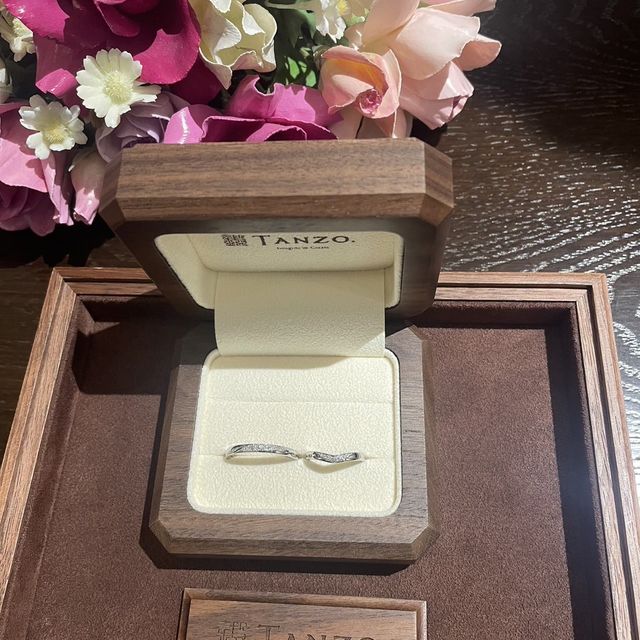 【TANZO.(鍛造指輪)の口コミ】 自分でデザインを決めれるのがいいです。
ダイヤの数、配置、指輪の形を決…