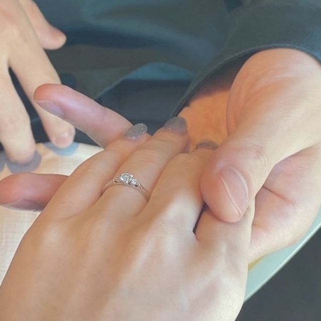 【銀座ダイヤモンドシライシの口コミ】 フレームはシンプルながらダイヤモンドを引き立たせ、婚約指輪らしい華や…