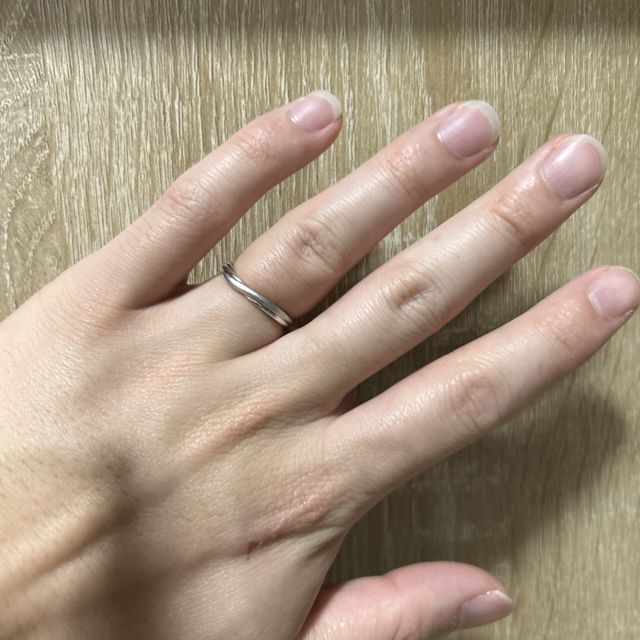 【銀座ダイヤモンドシライシの口コミ】 付け心地が良く毎日つけていても違和感がない。
また、ねじれ具合がおしゃ…