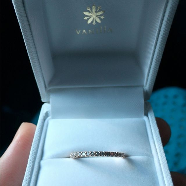 【VANillA(ヴァニラ)の口コミ】 爪留めの細いハーフエタニティを探していました。こんなに細くてダイヤを…