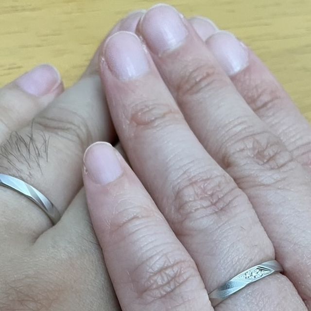 【Something Blue(サムシングブルー)の口コミ】 個性的なつや消し加工が施されています。私は結婚指輪は絶対ホワイトゴー…