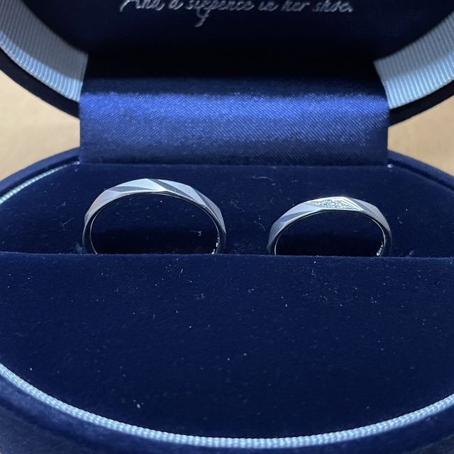 【Something Blue(サムシングブルー)の口コミ】 個性的なつや消し加工が施されています。私は結婚指輪は絶対ホワイトゴー…