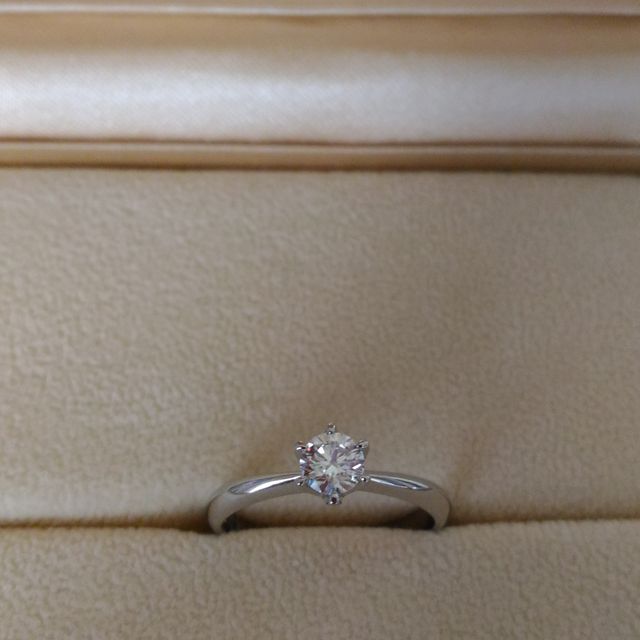 【アネリディギンザ(ANELLI DI GINZA)の口コミ】 ダイヤモンドが引き立つシンプルな指輪が良かったので、この指輪にしまし…