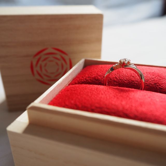 【出雲結(いずもゆい)の口コミ】 指輪のデザインが気に入った。ダイヤが並んでいて、真ん中のダイヤが大き…