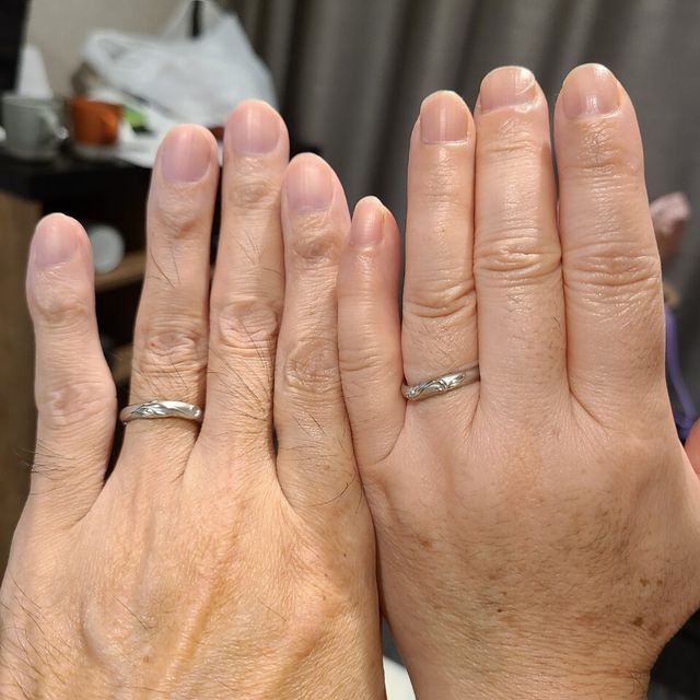 【ケイウノ ブライダル(K.UNO BRIDAL)の口コミ】 女性用の指輪はベースの指輪にダイヤを追加して、指輪の裏の刻印もデザイ…