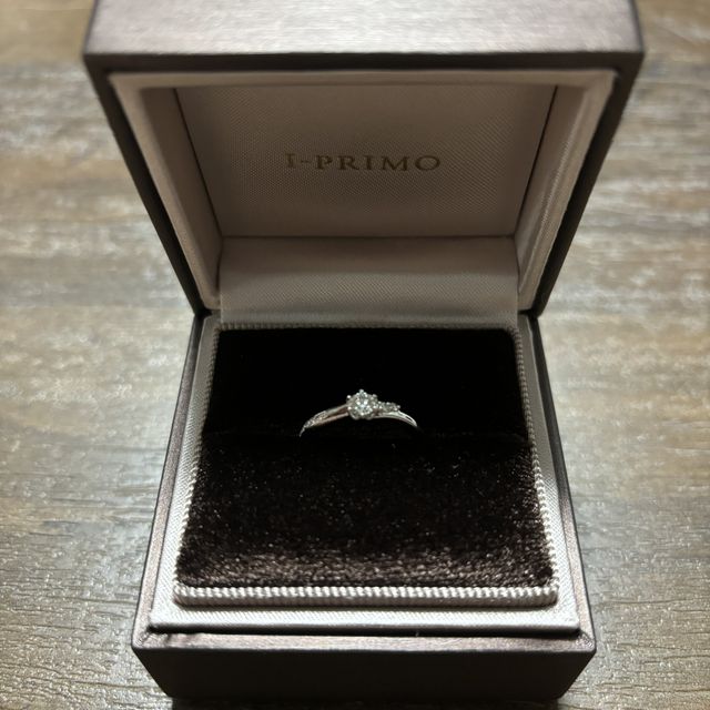 【アイプリモ(I-PRIMO)の口コミ】 左には小さめのダイヤモンドが散りばめられているが、自分の方から見た時…