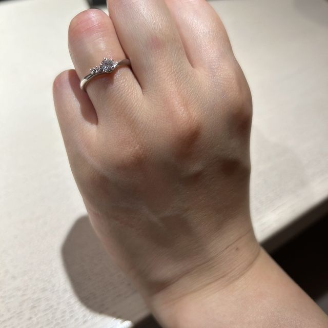 【TOWA(永遠)の口コミ】 中央のダイヤモンドの隣に小さめのダイヤモンドがあしらわれていて、とて…