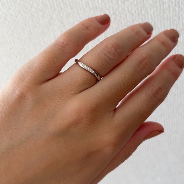 【ラザール ダイヤモンド(LAZARE DIAMOND)の口コミ】 シンプルなデザインで探していました。指が浮腫みやすく指輪をつけるのに…