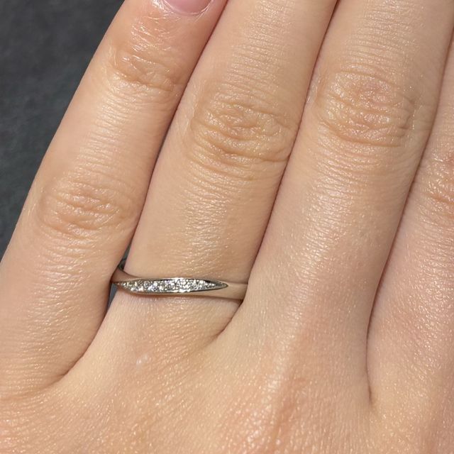 【俄(にわか)の口コミ】 ウエーブとストレートの中間のデザインで、小さめのダイアモンドがグラデ…