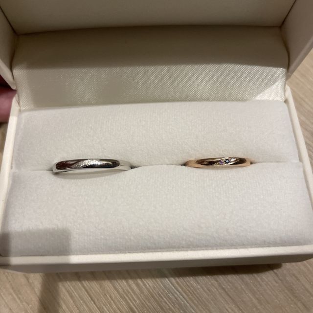 【CRAFY(クラフィ)の口コミ】 2人の誕生石の間に2人が出会った月の石をいれました！
また、内側にはイニ…