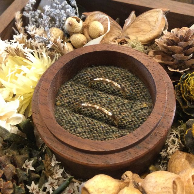 【鎌倉彫金工房の口コミ】 作成前に資料を見ながら、夫婦で同じ色やデザインを選びました。デザイン…