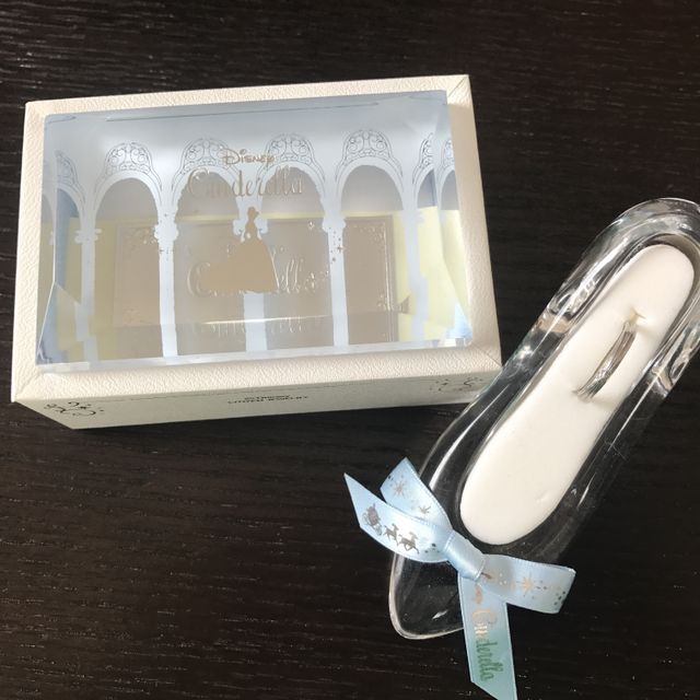 【Disney Cinderella(ディズニー シンデレラ)の口コミ】 女性用の指輪は細身でシャープな感じですが角度によりキラキラ光るところ…