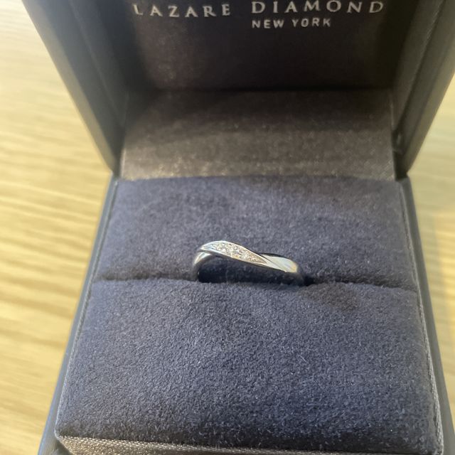【ラザール ダイヤモンド(LAZARE DIAMOND)の口コミ】 ウェーブのデザインとダイアモンドのキラキラがとてもかわいいです。
婚約…