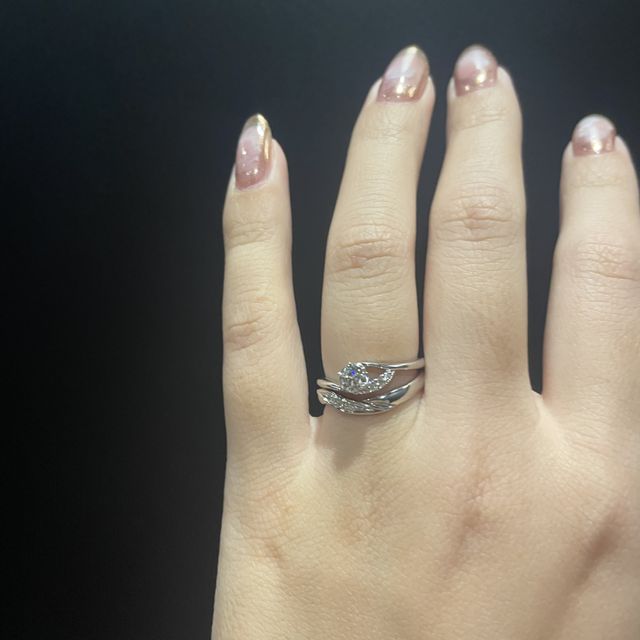 【ラザール ダイヤモンド(LAZARE DIAMOND)の口コミ】 ウェーブのデザインとダイアモンドのキラキラがとてもかわいいです。
婚約…