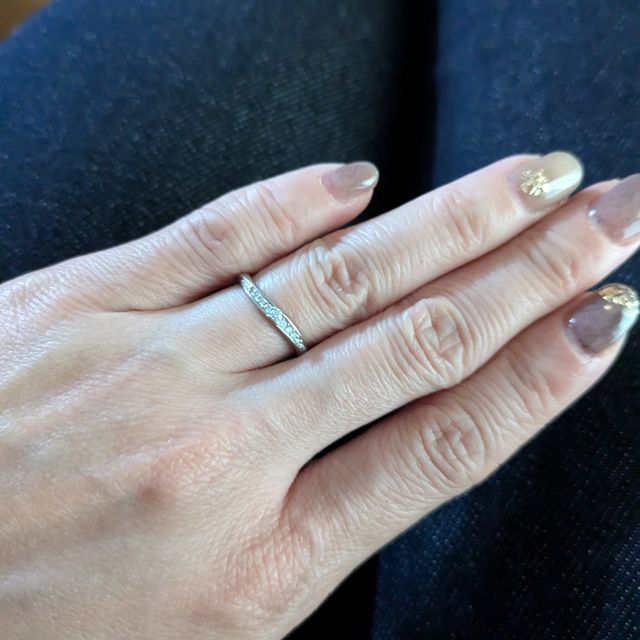 【canal4℃(カナルヨンドシー)の口コミ】 ウェーブのデザインが指をすらっと見せてくれて、中央のダイヤモンドがサ…