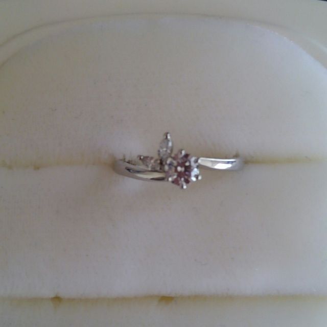 【俄(にわか)の口コミ】 ずっと憧れていた婚約指輪。
只し、どうせ貰うならば自分の好きなデザイン…