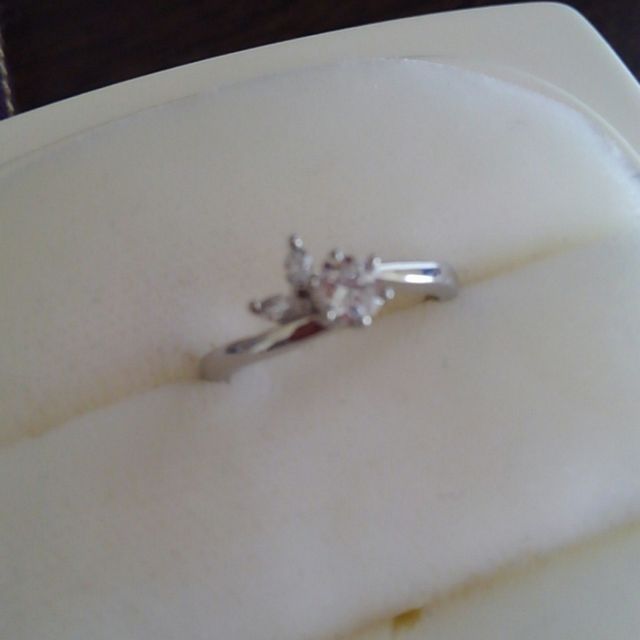 【俄(にわか)の口コミ】 ずっと憧れていた婚約指輪。
只し、どうせ貰うならば自分の好きなデザイン…