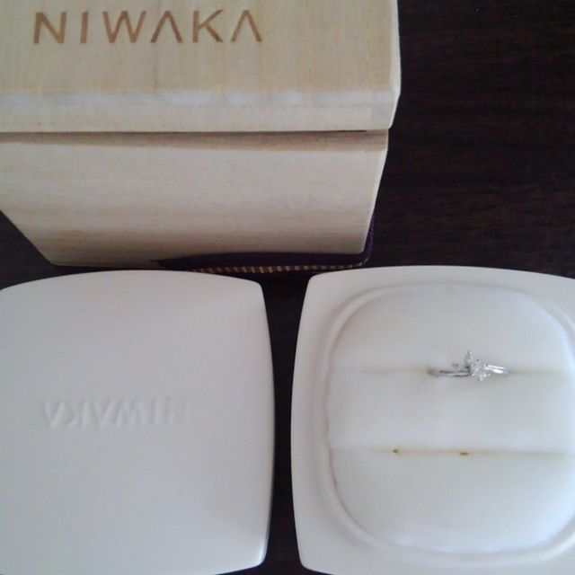 【俄(にわか)の口コミ】 ずっと憧れていた婚約指輪。
只し、どうせ貰うならば自分の好きなデザイン…