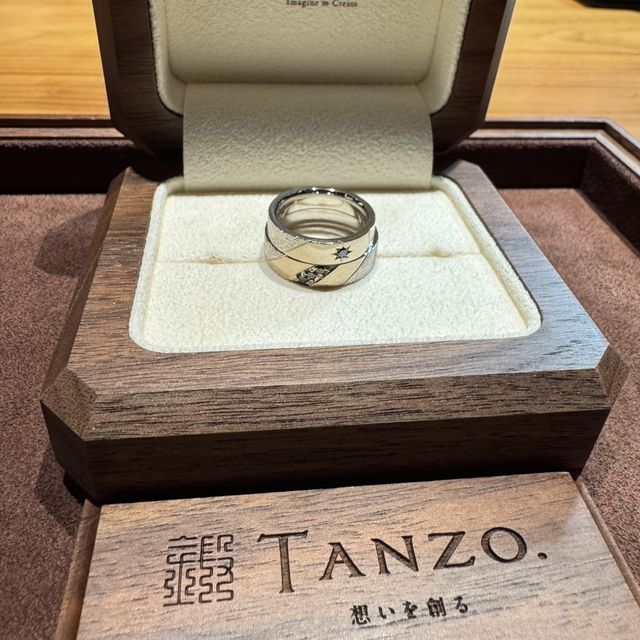 【TANZO.(鍛造指輪)の口コミ】 ゴツめのアクセサリーが好みな2人で、ゴツめのかっこいい結婚指輪をつくろ…
