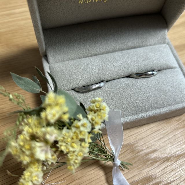 【mina.jewelry(ミナジュエリー)の口コミ】 デザインも色も全部自分たちで選べて楽しかった
ゆらぎのデザインの結婚指…