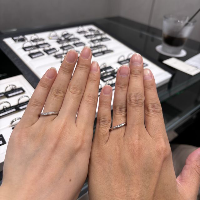 【ラザール ダイヤモンド(LAZARE DIAMOND)の口コミ】 緩やかなV字のデザインで女性用のリングの正面にはいくつかのダイヤモンド…