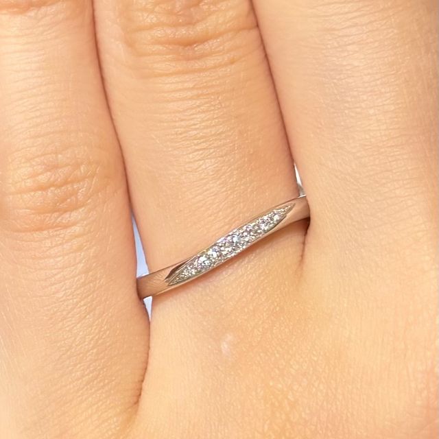 【モニッケンダム(MONNICKENDAM)の口コミ】 ストレートタイプのとてもシンプルなデザインの指輪です。女性用のリング…