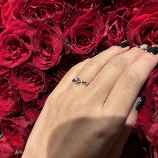 【出雲結(いずもゆい)の口コミ】 ダイヤが際立つ、シンプルなデザインを選びました。
光が当たるとキラキラ…