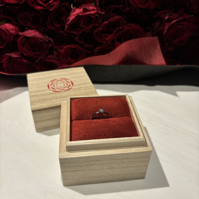 【出雲結(いずもゆい)の口コミ】 ダイヤが際立つ、シンプルなデザインを選びました。
光が当たるとキラキラ…