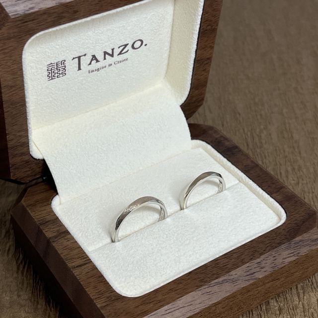 【TANZO.(鍛造指輪)の口コミ】 太さや形だけでなく、ゴールドの色合い、質感まで選ぶことができて、悩み…