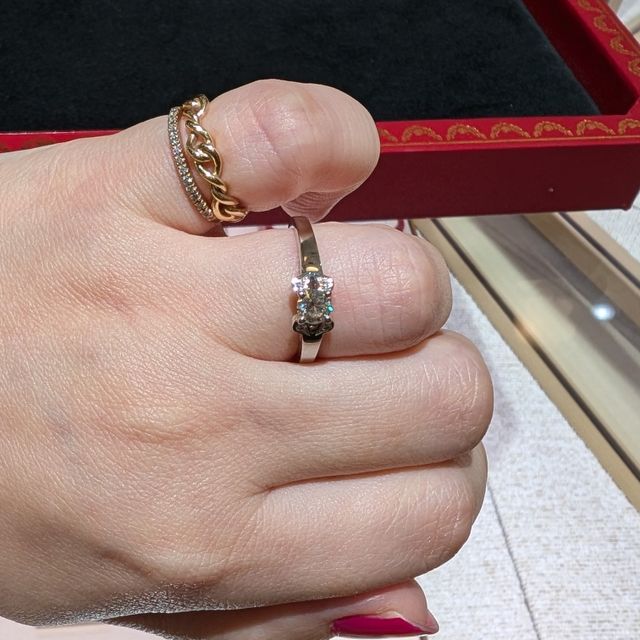 【カルティエ(Cartier)の口コミ】 シンプルではあるけれど、周りの4つのダイヤのデザインが、センターダイヤ…