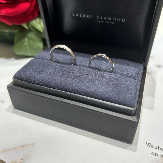 【ラザール ダイヤモンド(LAZARE DIAMOND)の口コミ】 指輪のデザインは、シンプルなストレートです。ダイヤが3粒ついているので…
