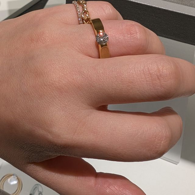 【NIESSING(ニーシング)の口コミ】 独特なデザインのリングで、ダイヤが浮いているようなデザインです。爪で…