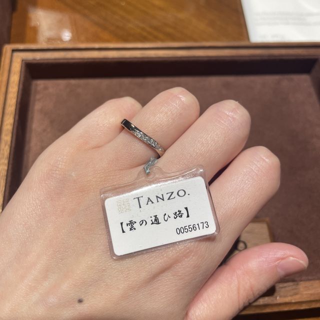 【TANZO.(鍛造指輪)の口コミ】 斜めにダイヤがあしらわれておりおしゃれなデザインになっています。ダイ…