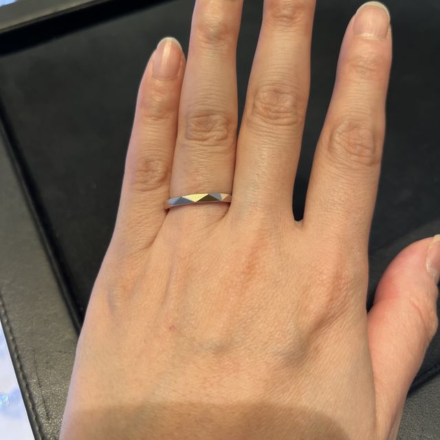 【グラフ(GRAFF)の口コミ】 シンプルですが個性的なデザインだと思います。細身で指が綺麗に見えます…