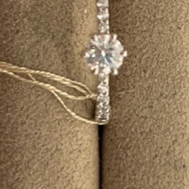 【モニッケンダム(MONNICKENDAM)の口コミ】 デザインが気に入りました。真ん中のダイヤモンドに向かってリングが細く…