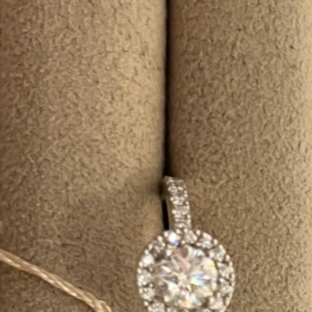 【モニッケンダム(MONNICKENDAM)の口コミ】 ダイヤモンドの質とデザインが気に入りました。大きめのダイヤモンドを小…