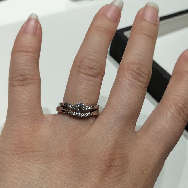 【アイプリモ(I-PRIMO)の口コミ】 婚約指輪と重ね付けできるＶ字のデザインを探していました。
第一印象は&l…